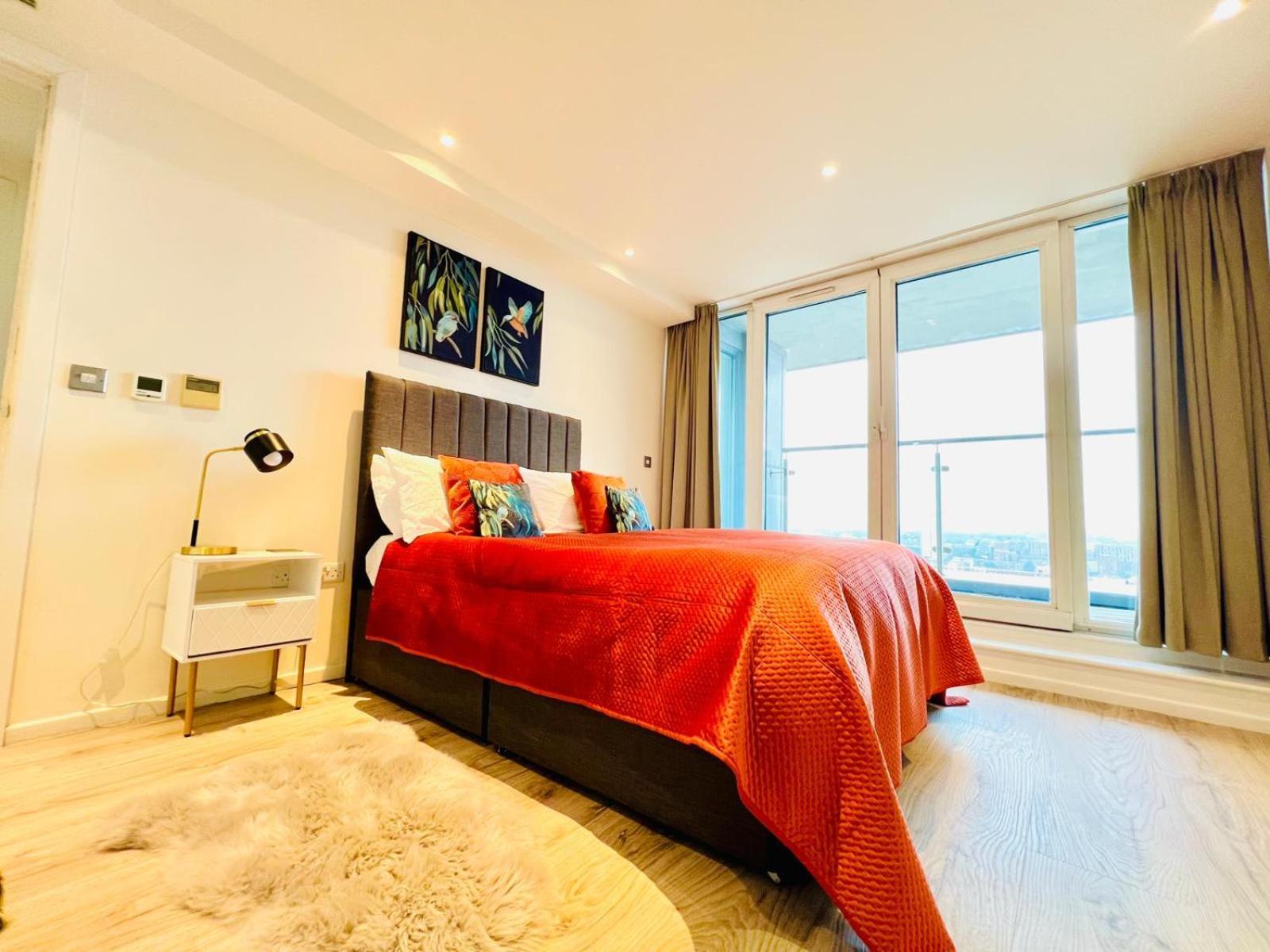 High Standard Near Excel And Royal Victoria Station Appartement